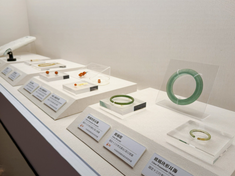 十三行博物館《靜土有聲：台日文物對話特展》集結台灣「十三行文化」與日本九州「古墳時代」的珍稀文物。（記者羅國嘉攝）