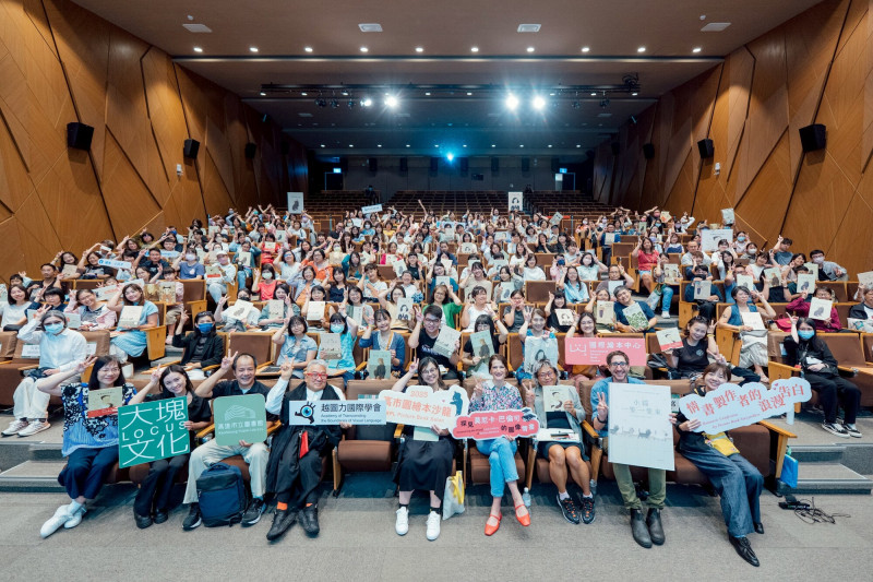 高雄市立圖書館「2025繪本沙龍」熱鬧登場，國內外知名創作者、詩人與專家齊聚一堂，帶領讀者從繪本中看見療癒與情感傳遞的力量。（高市圖提供）