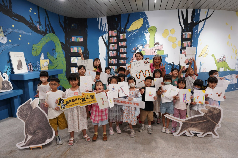 高市圖特別為孩童規劃國際作家工作坊，讓孩子走進《作家與他的狗》的故事世界，透過拼貼與繪畫創作出屬於自己的奇幻生物夥伴。（高市圖提供）