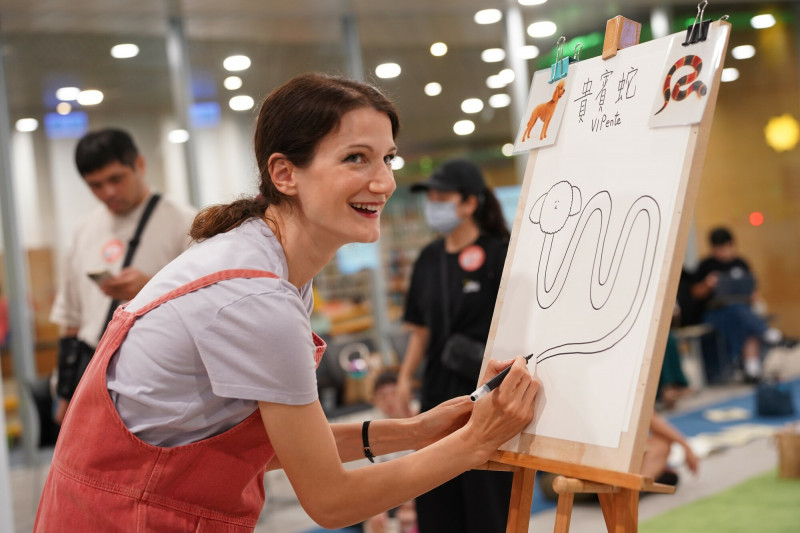 義大利知名繪本插畫家莫尼卡‧巴倫可於工作坊示範如何創造出自己的「幻想生物」。（高市圖提供）