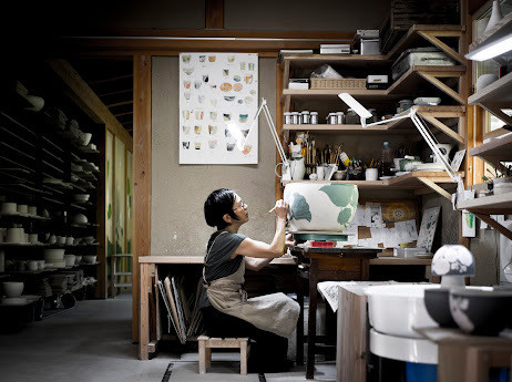 大屯郡守官舍舉辦「IPPUKU日本藝術家聯展」，圖為大谷桃子創作情形。（中島GLAb提供）