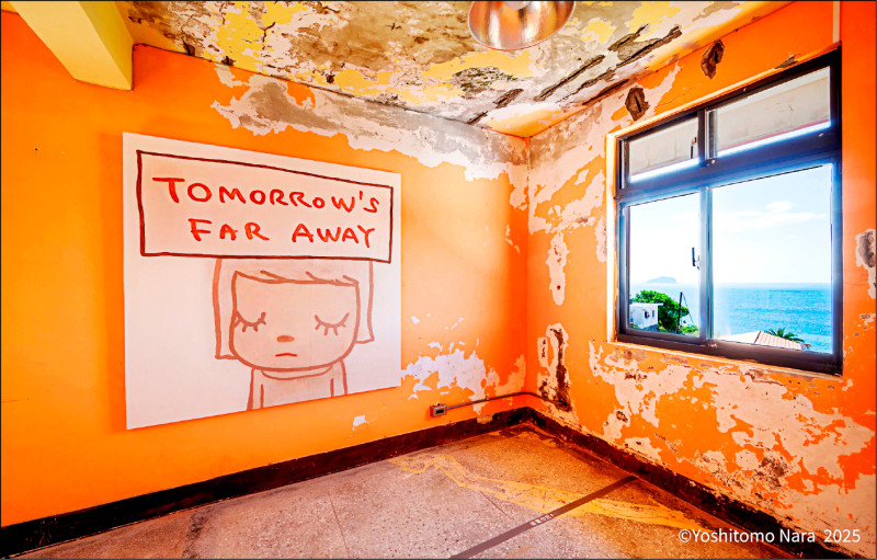 「跟著朦朧潮濕的一天去旅行」10年巡展，每站都會納入一些新的元素，圖為金瓜石站展出奈良美智2025年新作〈遙遠的明日〉（©YOSHITOMO NARA,文總提供）