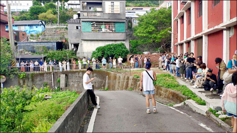 「跟著朦朧潮濕的一天去金瓜石」93天展期創下近8萬人次觀展紀錄，圖為排隊人潮。（文總提供）