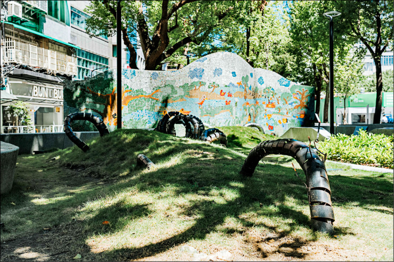 心中山線形公園R5出入口的《M00 - roll》，石梓廷將金屬剩料塑形，呈現公園不斷生長的生命能量。（當代館提供）