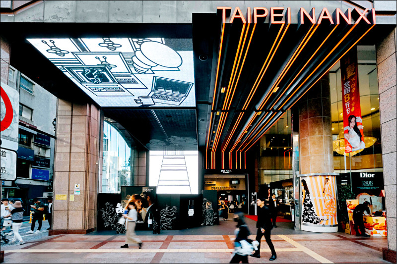 孫知行作品《當廣告到來時》（左邊延伸至天花板的電視牆）。（當代館提供）