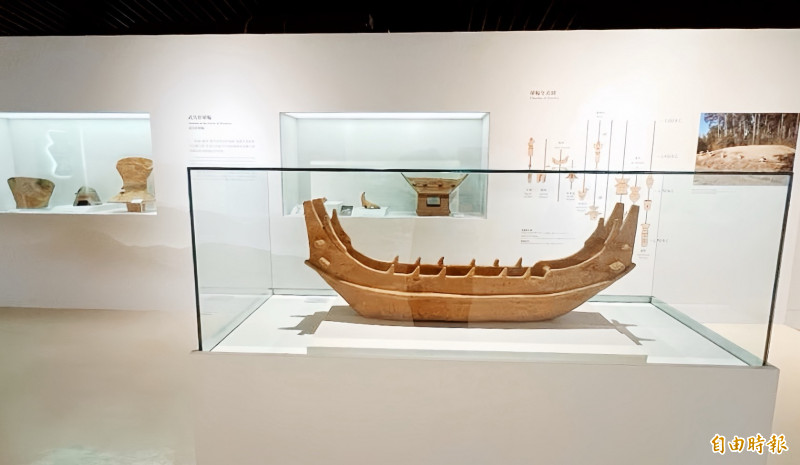 十三行博物館9月30日起推出疫情後睽違7年的年度國際大展《靜土有聲：台日文物對話特展》，展出長達1公尺的「船形埴輪」等珍品。（記者羅國嘉攝）