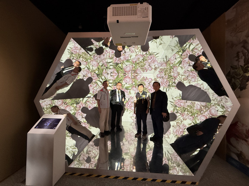 以郎世寧作品為靈感的數位藝術展在中壢登場，故宮院長蕭宗煌（左2）提到故宮文物與桃園的緣分超過75年。（記者凌美雪攝）