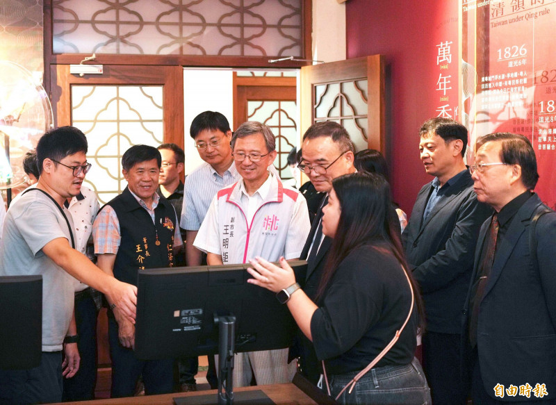 桃園市副市長王明鉅（右中）等人參觀仁海宮建宮200週年暨故宮100年院慶─皕載風華郎世寧新媒體展。（記者李容萍攝）