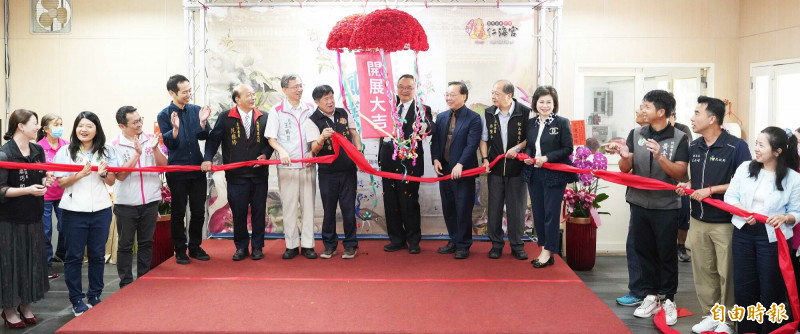 桃園市副市長王明鉅（左6）等人參觀仁海宮建宮200週年暨故宮100年院慶─皕載風華郎世寧新媒體展。（記者李容萍攝）