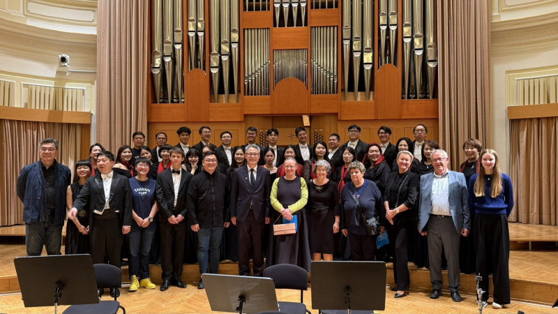 駐奧地利大使劉玄詠（前排左5）與范鳳龍家屬及演出團隊合影。（駐奧地利代表處提供）