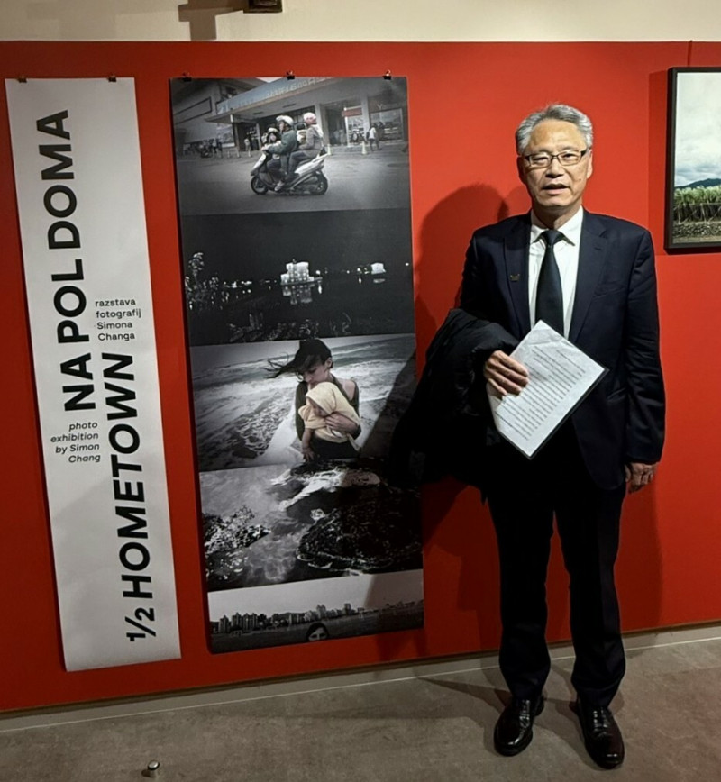 劉玄詠順道參觀正於盧比安納展出的旅歐台灣攝影家張雍的展覽。（駐奧地利代表處提供）