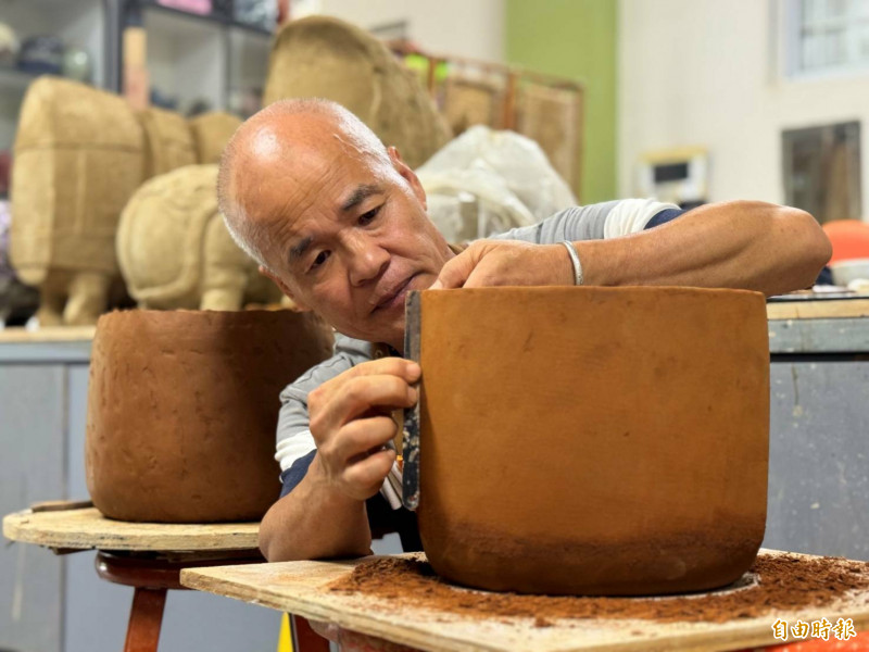 工藝師陳金旺以大肚山紅土為浩天宮製作糊火缸。（記者張軒哲攝）