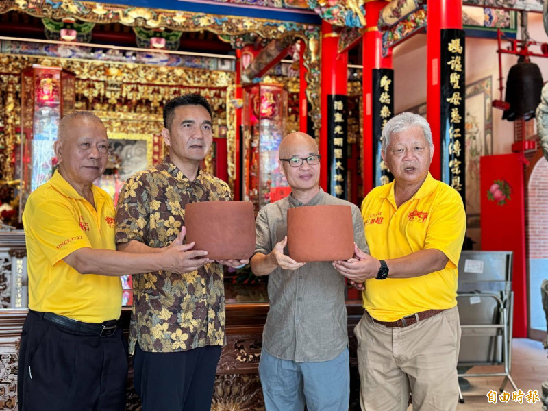 工藝師陳金旺（右2）以大肚山紅土創作，捐贈浩天宮2個糊火缸。（記者張軒哲攝）