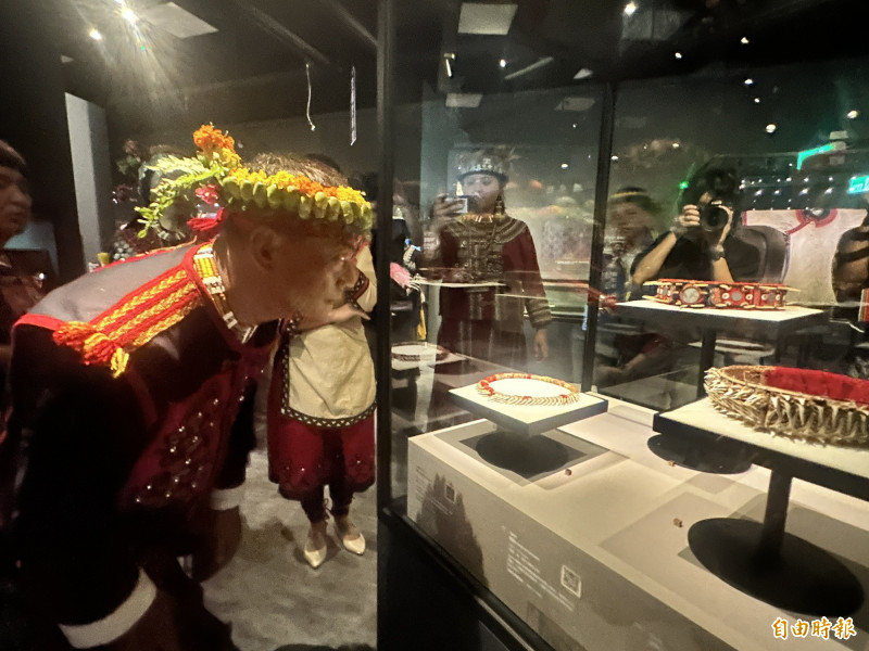 獅子鄉長朱宏恩感動分享，當年第一次在瑞典見到這些祖先文物，它們彷彿對我說帶我回家。（記者蔡宗憲攝）