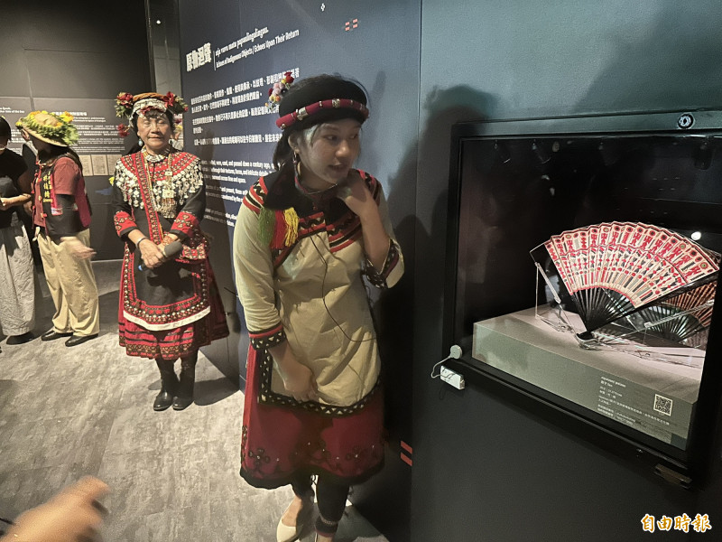 文物如活生生的祖先低語，包括精緻扇子、華麗女裙、閃耀頭飾、木刀與披肩。（記者蔡宗憲攝）
