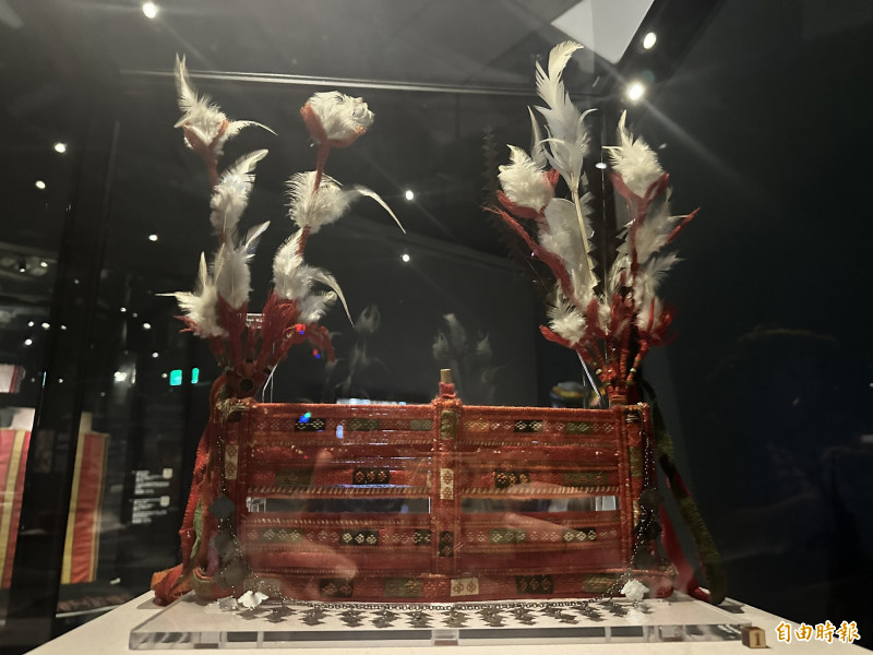 文物如活生生的祖先低語，包括精緻扇子、華麗女裙、閃耀頭飾、木刀與披肩。（記者蔡宗憲攝）