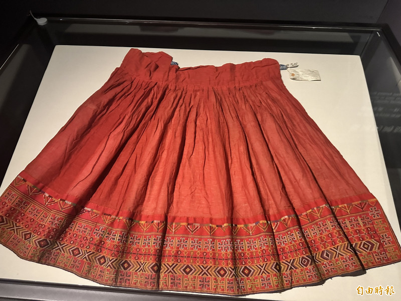 文物如活生生的祖先低語，包括精緻扇子、華麗女裙、閃耀頭飾、木刀與披肩。（記者蔡宗憲攝）