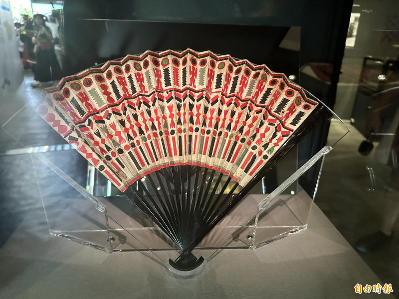 文物如活生生的祖先低語，包括精緻扇子、華麗女裙、閃耀頭飾、木刀與披肩。（記者蔡宗憲攝）