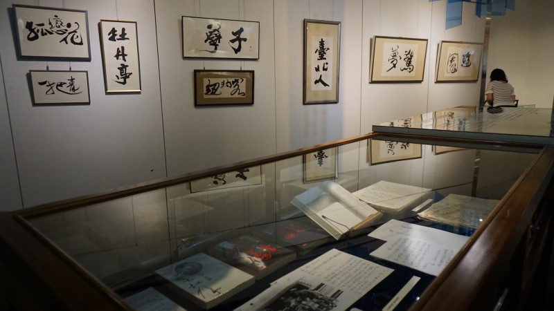 「滿天裡亮晶晶的星星：白先勇教授文學特展」透過手稿、出版品與多媒體，完整呈現白先勇的創作痕跡。（記者董柏廷攝）