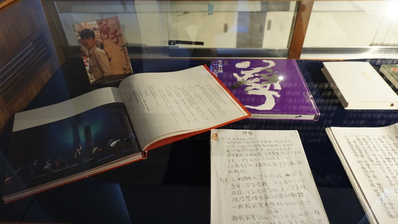 白先勇《孽子》手稿、舞台劇照、小說書影等。（記者董柏廷攝）
