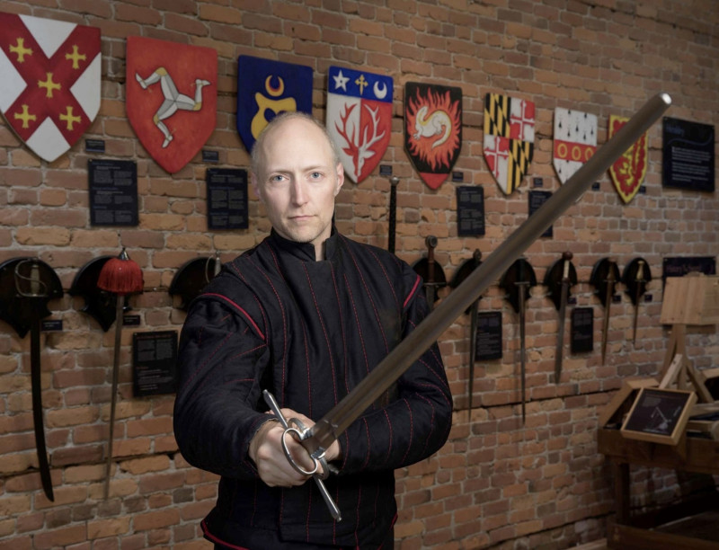 奇美博物館首度推出歐洲兵器體驗活動，邀請重量級的西洋武推廣者戴文．伯爾曼親自授課。（奇美博物館提供）