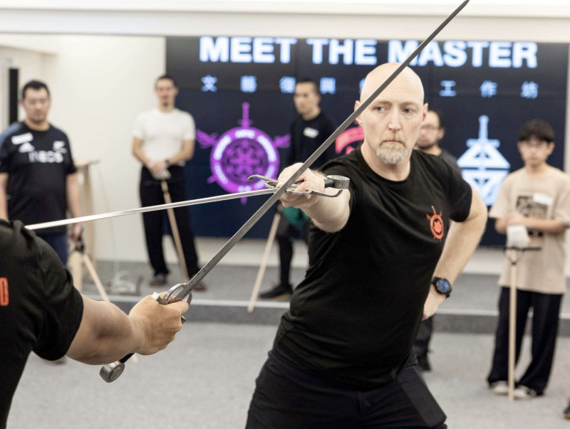 奇美博物館首度推出歐洲兵器體驗活動，邀請重量級的西洋武推廣者戴文．伯爾曼親自授課。（奇美博物館提供）