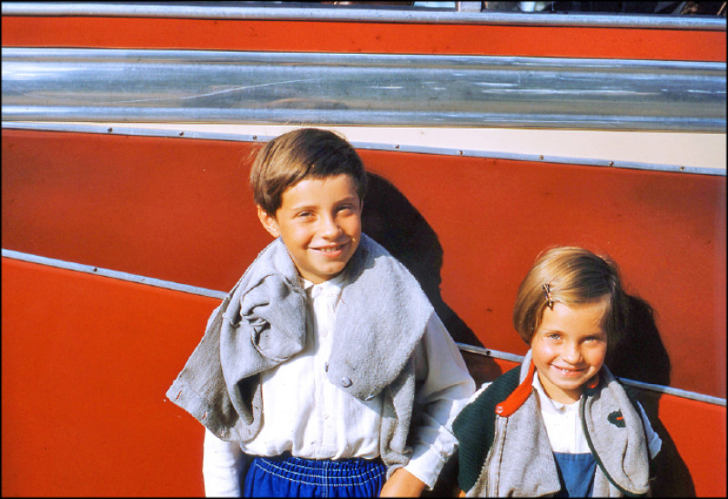 藤田嗣治1955年攝影作品〈兩個小孩〉。（名古屋市美術館提供）