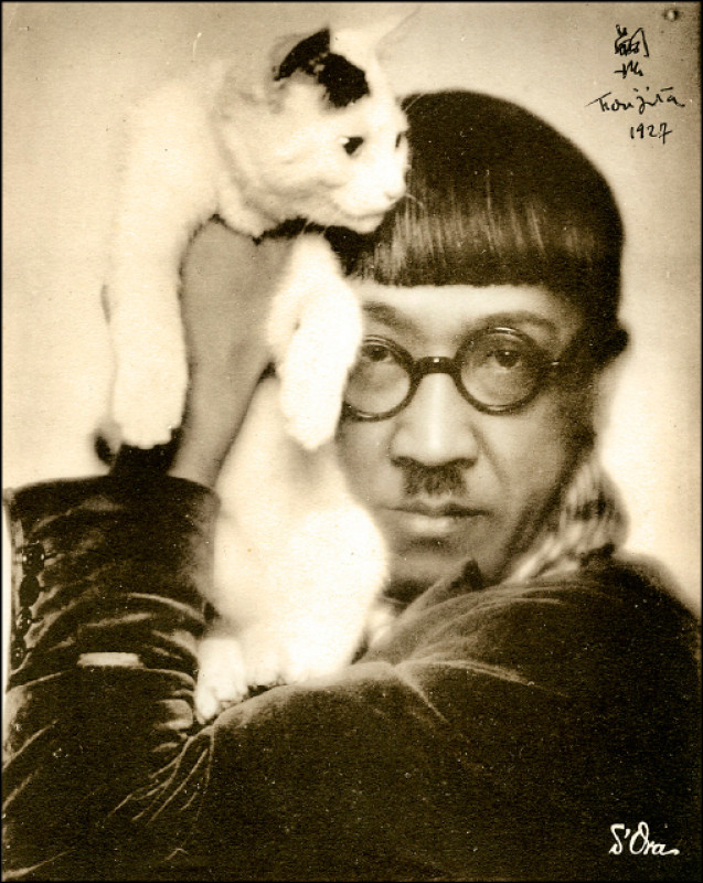 朵拉．凱爾穆斯1927年拍攝藤田嗣治抱著貓的肖像。（名古屋市美術館提供）