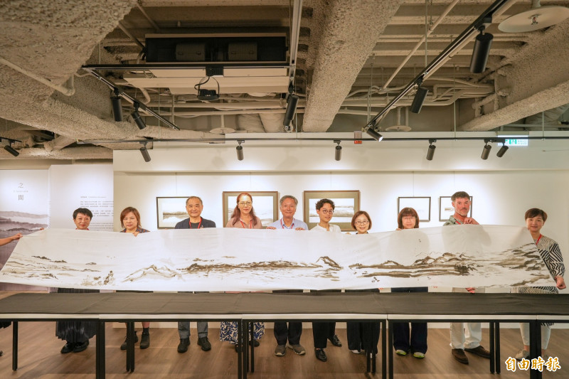 作品〈共創時刻〉，由沈榮領筆，與中央氣象局前局長鄭明典、藝術家李安榮等人聯手繪製一幅540公分的「靈性山水」共創長軸。（記者翁聿煌攝）