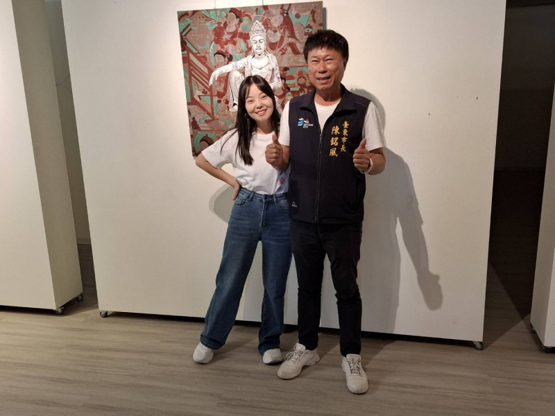 李洋開畫展，台東市長陳銘風觀展。（李洋提供）