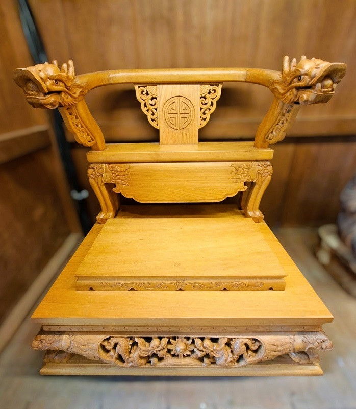 由明式圈椅演變而來佛椅，椅頭常見有如意頭與龍頭。（南市觀旅局提供）