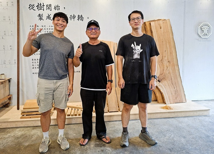 永川大轎傳承3代，第2代王政雄（圖中），與第3代王襄（圖右）與王延（圖左）兄弟。（南市觀旅局提供）