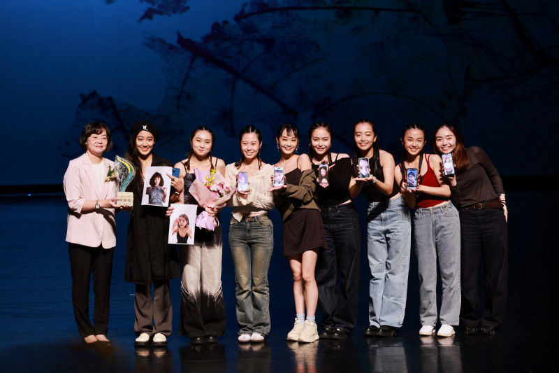 文化部常務次長徐宜君（左1）頒發金牌獎予陳鈺晶《野子---女子》團隊。（文化部提供）