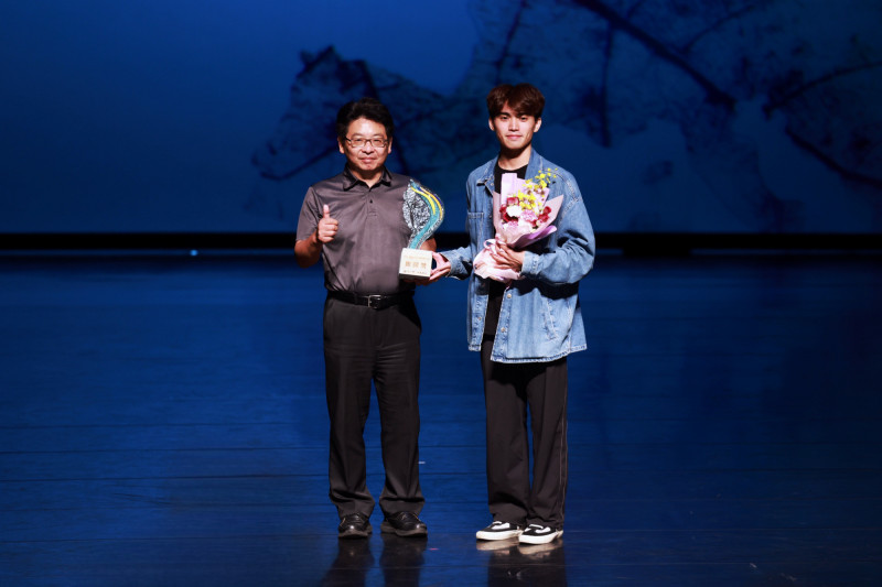 國立新竹生活美學館館長葉于正（左）頒發銀牌獎予編舞家徐尉庭《觀》。（文化部提供）