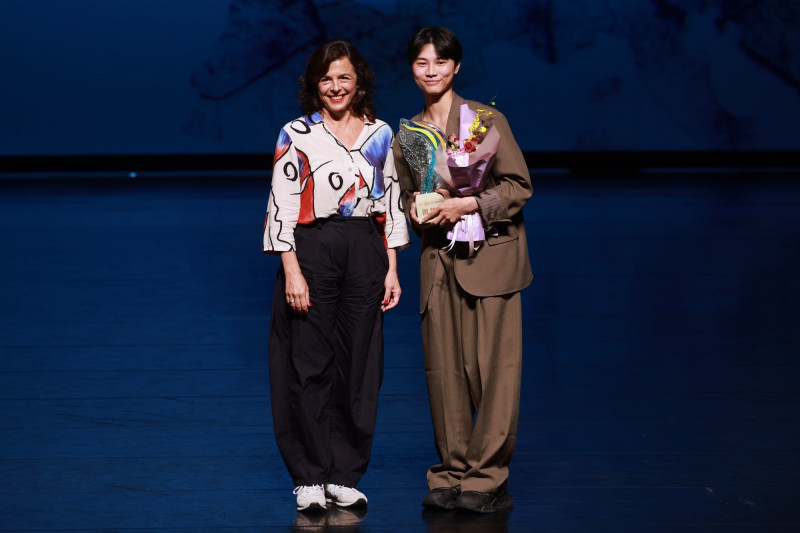 國際評審Canan Erek（左）頒發銅牌獎予編舞家何懷博《間》。（文化部提供）