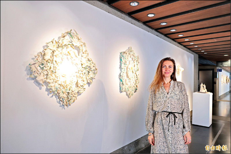 藝術家蘿拉．迪莫娃透過瓷土承載裂痕、斷裂與重生的痕跡，以創新視角探索人與大地的關係。（記者翁聿煌攝）