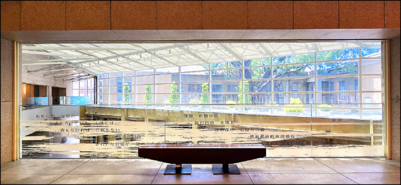 在3大展區間移動時，可見到建築的許多玻璃材質上，印有與鹽分地帶文學相關的詩詞。