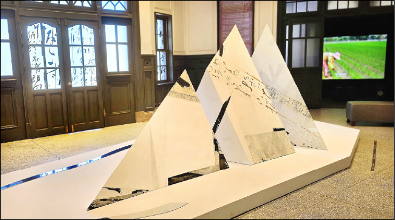 張金蓮作品〈鹽份隱境─鹹鹹風～飛沙〉，2024-2025，168×250×550公分。