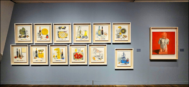 許坤成〈白底系列靜物〉，2024-2025，油彩麻布，53×45.5公分×12件。右：〈箭傷的石膏像〉，1980，油彩畫布，80.5×80.5公分。