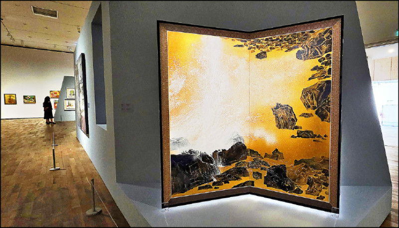 李義弘〈北海雪花〉，2016，墨、礦物顏料、金屬箔、紙本屏風，178×186公分。