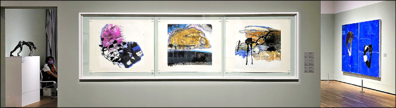 李重重作於2009、2010年的一系列水墨畫作，前排左起〈香頌〉、〈山隱圖〉、〈北風〉。右後方為陳水財作品〈對招 逆轉〉，2012，壓克力、畫布。