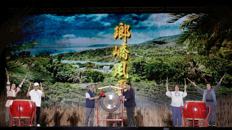 文化部長李遠（前左）與總統府秘書長潘孟安（前右）鳴鑼。（文化部提供）