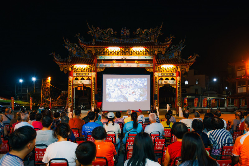 廟埕播映完整《柳營王醮》專書紀錄片。（南市文化局提供）