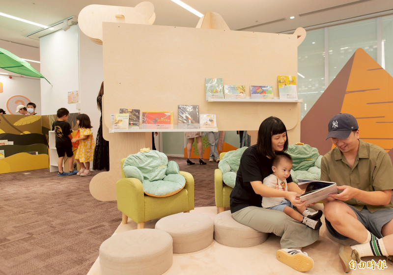 桃園市立圖書館10月推出年度兒童主題特展「穿梭繪本・環遊世界」國際繪本展，鼓勵親子共讀。（記者李容萍攝）