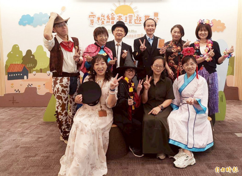 桃園市立圖書館10月推出年度兒童主題特展「穿梭繪本・環遊世界」國際繪本展，工作人員與志工在展期化身各洲代表人物，穿梭展區。（記者李容萍攝）