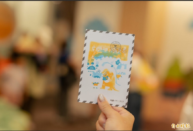 親子在每一洲要完成這個明信片套印，走完五大洲，就會將明信片完成，是一個紀念，也是完成環遊世界的夢想，可以寄給自己或家人。（記者李容萍攝）（記者李容萍攝）