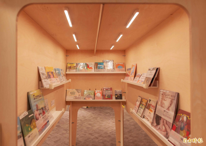 桃園市立圖書館10月推出年度兒童主題特展「穿梭繪本・環遊世界」國際繪本展，鼓勵親子共讀。（記者李容萍攝）