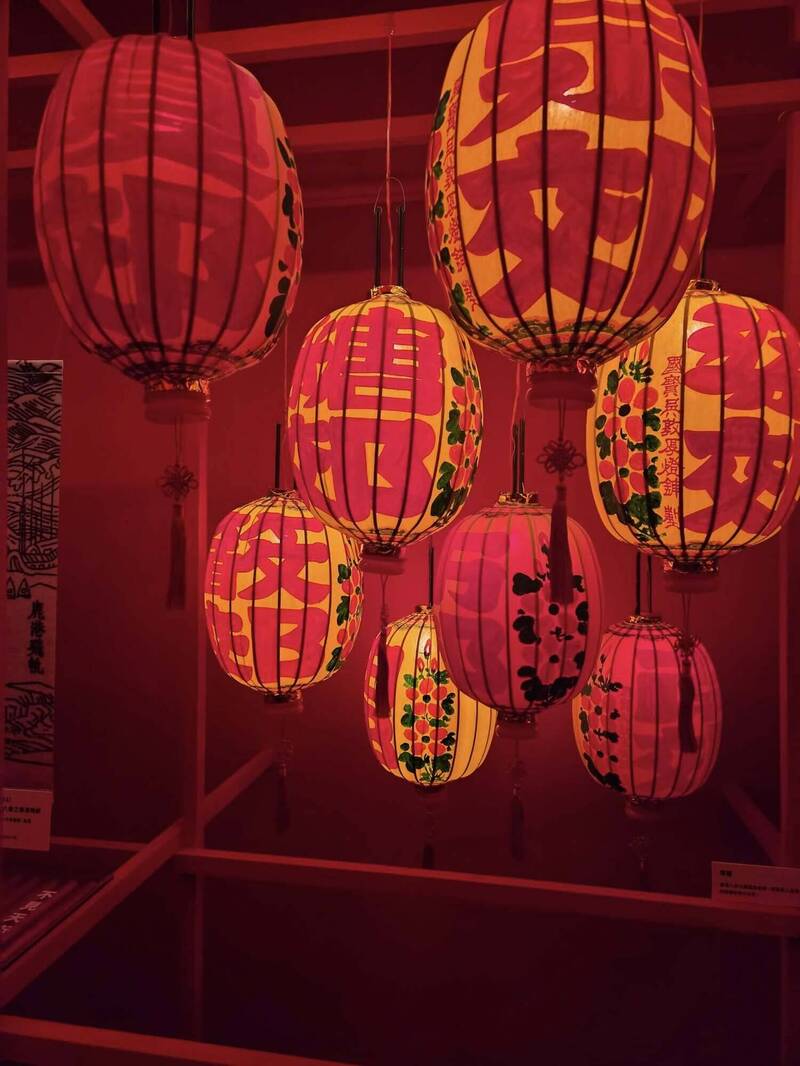 台灣設計展在彰化的鹿港展區「文化行」，以鹿港傳統元素來形塑氛圍。（魏秀娟提供）