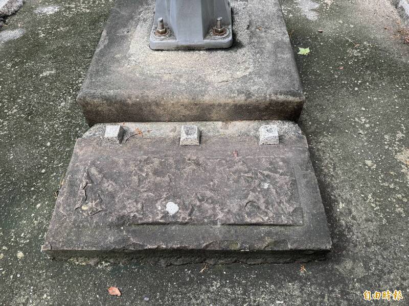 升旗台上一塊石頭上的3個孔，文史工作者推測是當時神社插香之用。（記者許麗娟攝）