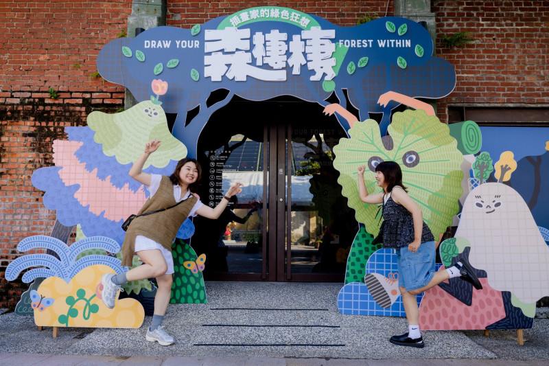 走入高雄駁二「森棲棲！插畫家的綠色狂想」展場，如同進入一篇篇關於森林的插畫故事，童話般的森林場景與氛圍超好拍。（高市文化局提供）